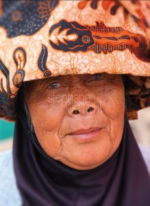 Old saleswoman to Bandung (september 2011) taken with camera "Canon 450D" © Stéphane Clément, www.yapasphoto.fr