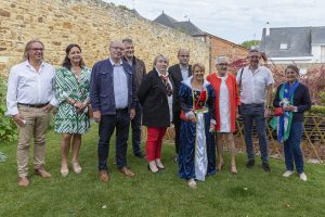 Madame la maire Elisabeth Guiheneux, en costume moyenâgeux avec des élus de la région dans les jardins de la mairie. La Guerche-de-Bretagne, samedi 4 septembre 2021.