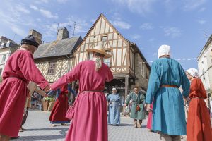 Danse et musiciens médiévaux durant la fête des 900 ans du marché de la Guerche-de-Bretagne. Samedi 4 septembre 2021.