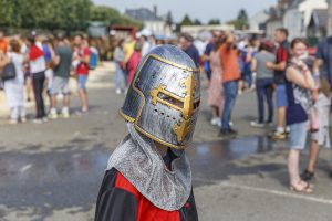 Petit garçon avec un casque médiéval en plastique durant la fête des 900 ans du marché de la Guerche-de-Bretagne. Samedi 4 septembre 2021.