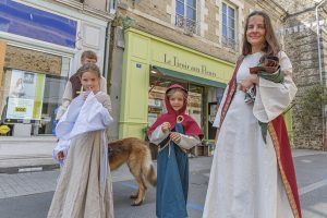 Habitants habillés en costume moyenâgeux durant la fête des 900 ans du marché de la Guerche-de-Bretagne. Samedi 4 septembre 2021.
