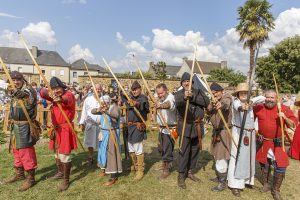 Archerie médiévale, plusieurs archers visant avec leurs arcs et leurs flèches la caméra, durant la fête des 900 ans du marché de la Guerche-de-Bretagne. Samedi 4 septembre 2021.