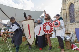 Reconstitution de scènes de combats avec des guerriers médiévaux durant la fête des 900 ans du marché de la Guerche-de-Bretagne. Samedi 4 septembre 2021.