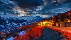 Vue de la station de ski Doucy (Savoie) dans les Alpes Françaises, avec Valmorel au loin. Couché de soleil derrière les montagnes.