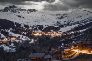 Vue de la station de ski VALMOREL dans les Alpes Françaises en Savoie. Dramatic sky au-dessus des montagnes.