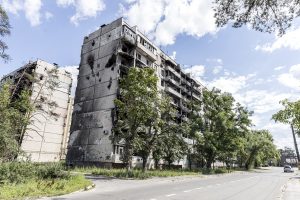 Ludmila et sa fille Maria ont retrouvé leur appartement entièrement détruit après l'invation Russe. IRPIN (Kiev) juillet 2022.