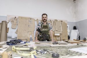 Un fabricant de sac à dos s'est converti pour concevoir des équipements pour l'armée Ukrainienne - Kyiv (Kiev) juillet 2022.
