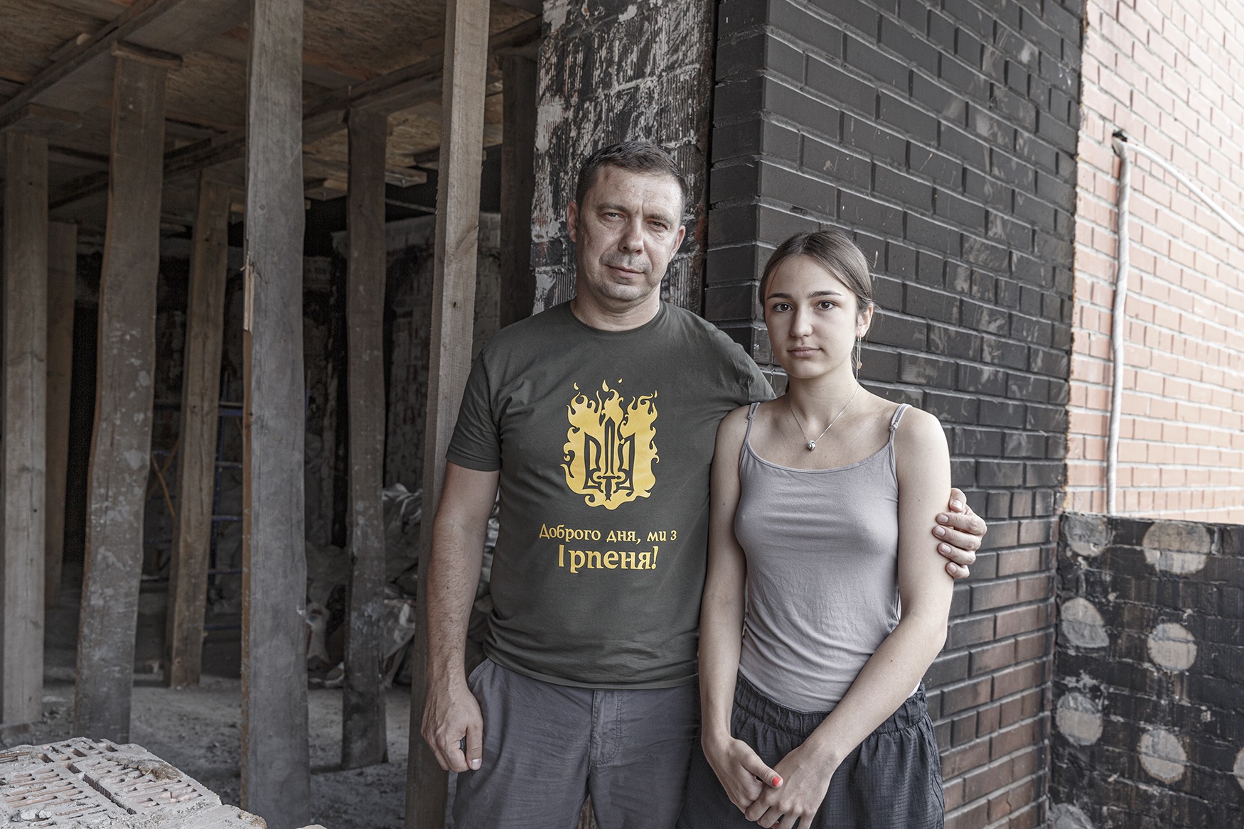 Alexander et sa fille Kateryna dans l'appartement de leur voisin de palier de leur immeuble après l'invasion Russe. IRPIN (Kiev) juillet 2022.
