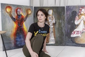 Halyna, une artiste peintre et vétéran du Dombass en 2014 vends ses toiles pour collecter des fonds pour l'armée Ukrainienne. Kyiv (Kiev) juillet 2022.