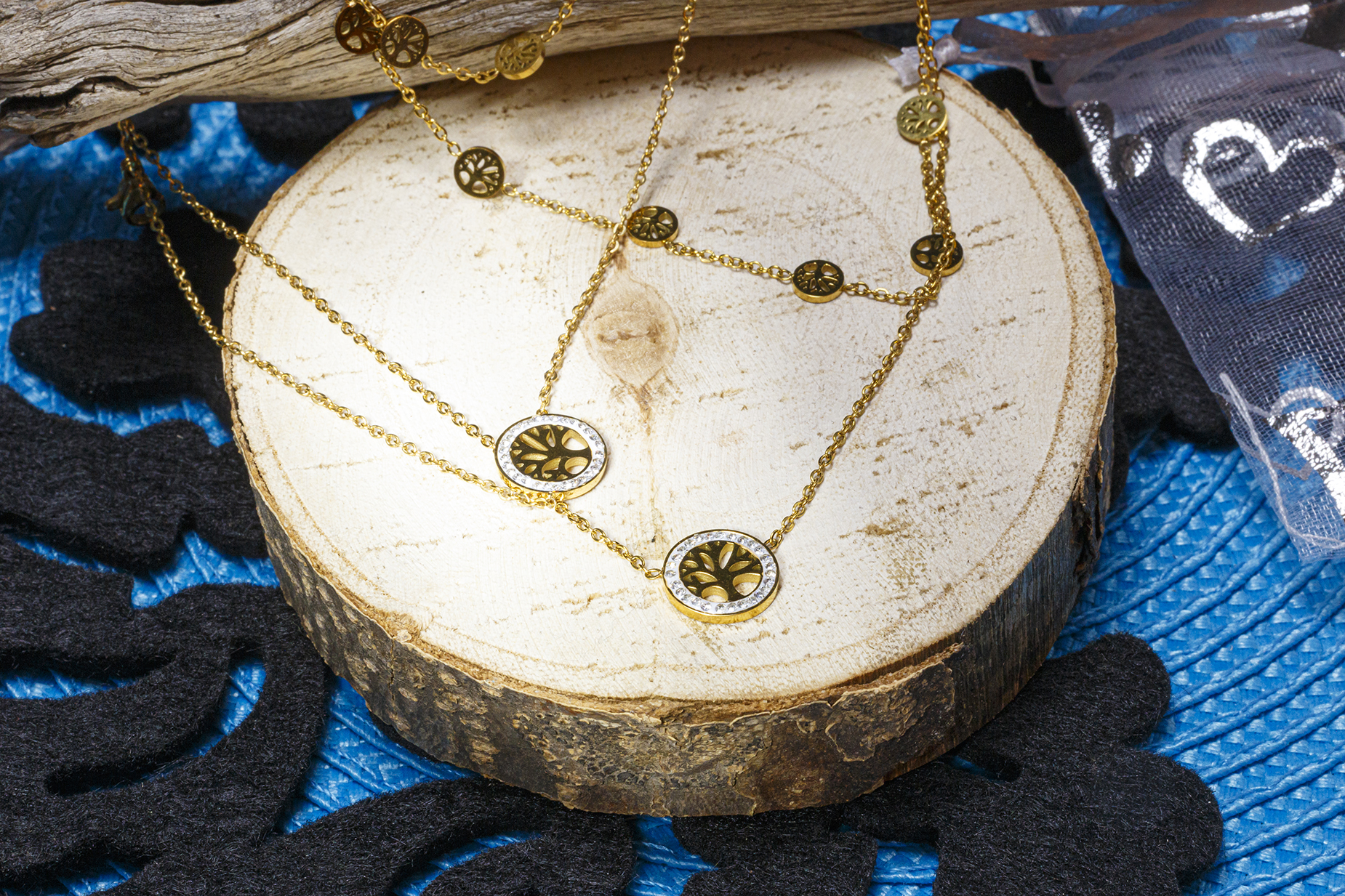 Bijoux, pendentif et bracelet par société AKATAIYO - mise en scène, décoration pour bijoux féminin en or ou argent.