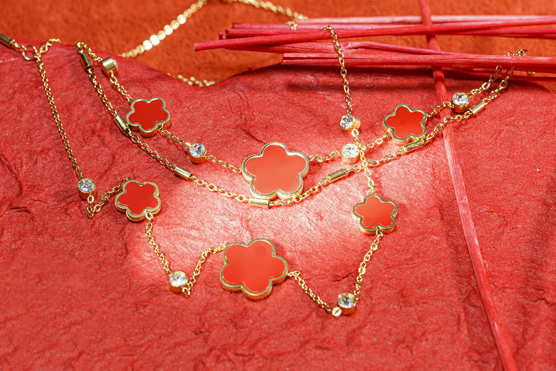 Bijoux, pendentif et bracelet par société AKATAIYO - mise en scène, décoration pour bijoux féminin en or ou argent.