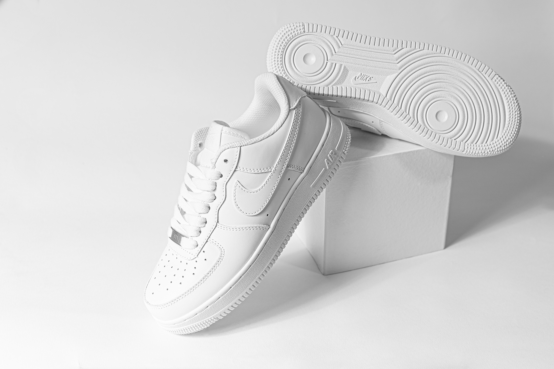 Chaussures blanches AIR Nike, photo en studio YaPasPhoto Stéphane Clément, octobre 2023