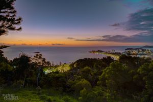 Paysage de la ville de Nouméa en Nouvelle Calédonie. Vue depuis le parc municipal Ouen Toro en fin de journée durant la blue hour et une partie de la sunset hour. Vue sur la baie de Anse Vata et la plage de la baie des citrons.